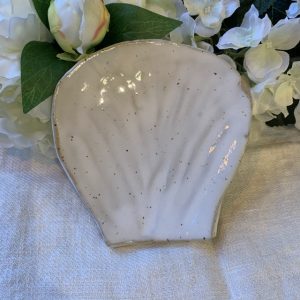 Handkavlad Snäcka Assiette ”Vit chamotte ” Sundboden Design